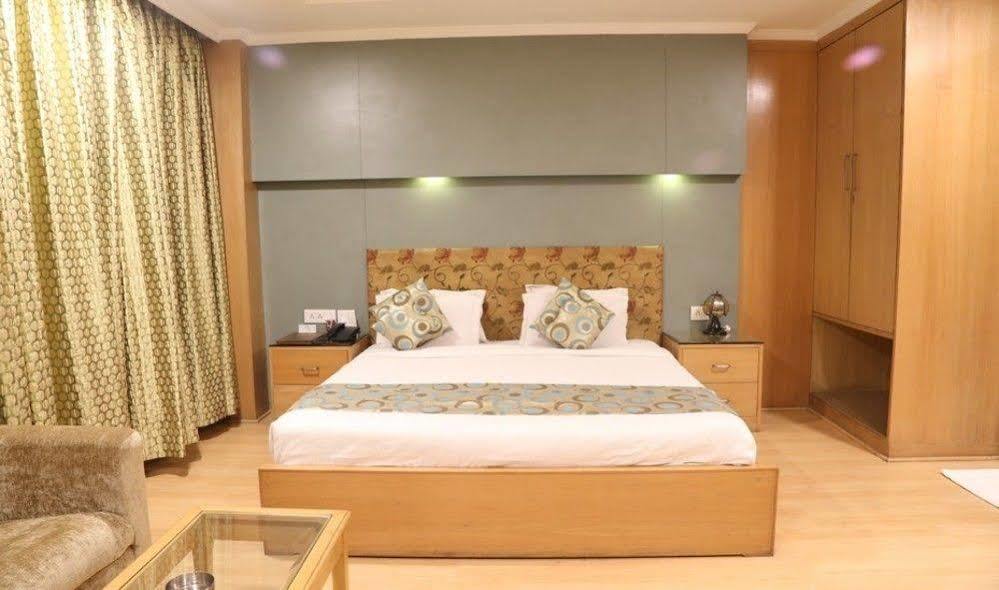 Hotel Chirag Residency Neu-Delhi Exterior foto