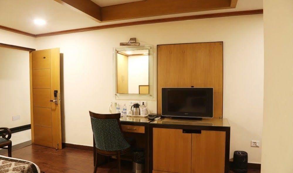Hotel Chirag Residency Neu-Delhi Exterior foto